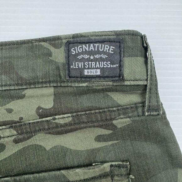 Signature Levi Strauss Gold Mid-Rise Camo Cutoff Shorts Women’s 10 W30 - Picture 4 of 10